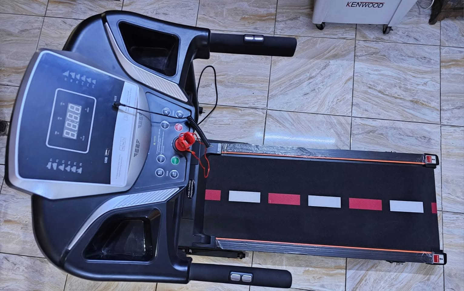 السلام عليكم 

جهاز جري من ماركة King Fitness العالمية، يجمع بين القوة المتناهية والتصميم الذكي ليوفر لك تجربة احترافية في منزلك. مصمم خصيصاً ليتحمل وزناً يصل إلى 120 كجم مع كفاءة عالية وثبات تام أثناء الركض. شاشة LED ذكية: تعرض لك كل المؤشرات الحيوية مباشرة (الوقت، السرعة، المسافة، ونبضات القلب) لمتابعة أدائك بدقة. مزود بمفتاح أمان أحمر للتوقف الفوري والمفاجئ لحمايتك أثناء التمارين. مزود بمفتاح أمان أحمر للتوقف الفوري والمفاجئ لحمايتك أثناء التمارين. جهاز قابل للطي بالكامل، مما يتيح لك تخزينه بسهولة في أي زاوية أو تحت السرير. 

السعر 225 الف 

للتواصل *********** متواجد واتس اب
