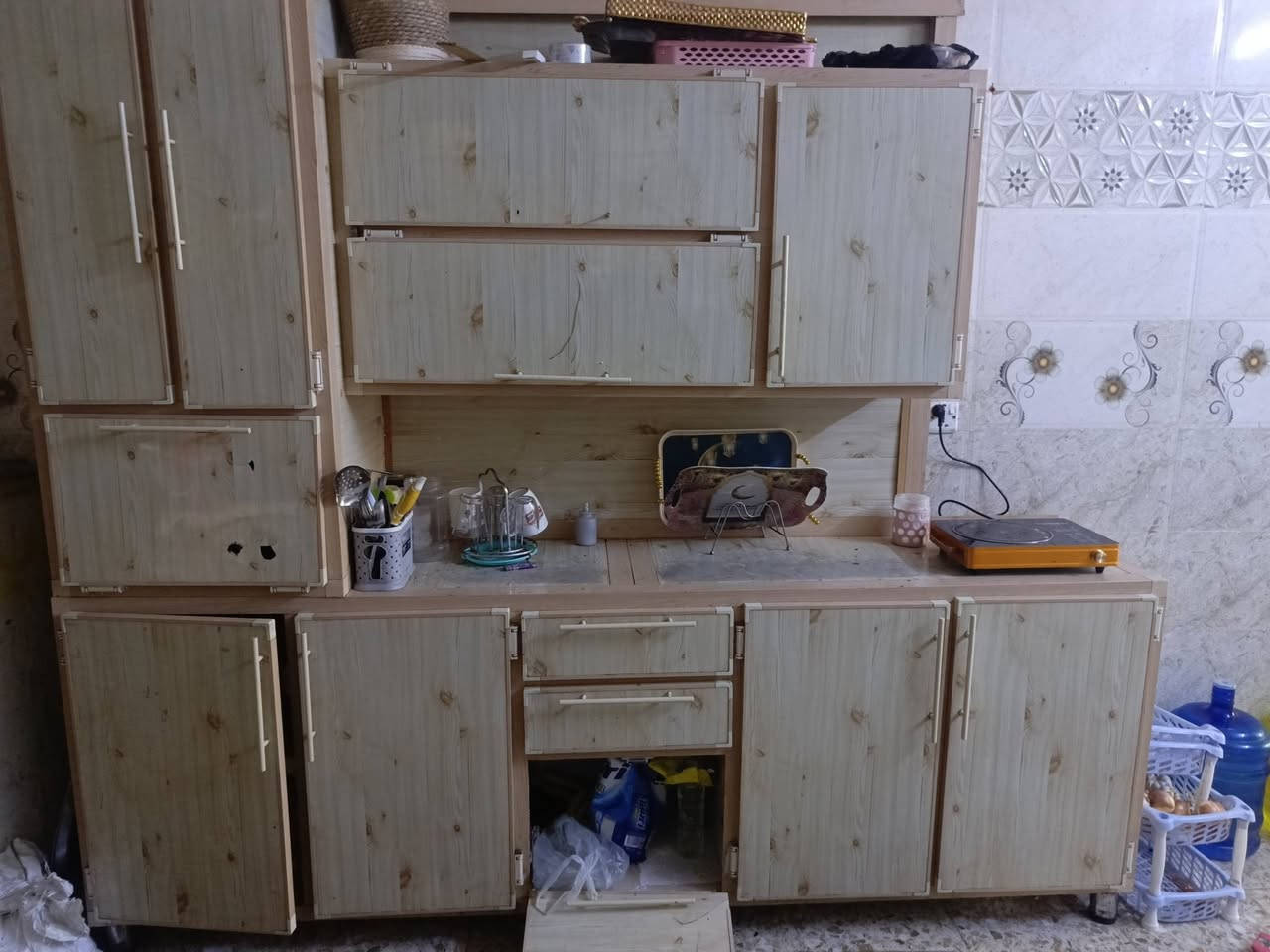 للبيع كاونتر مطبخ خشب مستعمل، يجي بسطح مرمر (رخام) متين ورزين، الكاونتر كامل متكون من 3 قطع:
للبيع كاونتر مطبخ مستعمل، يجي بسطح مرمر (رخام) متين ورزين، الكاونتر كامل متكون من 3 قطع:
قطعة السنك: كاونتر سفلي مرمر مع حوض سنك.
الكاونتر السفلي الرئيسي: كاونتر عريض بمرمر يحتوي على مجارات وخزانات للتخزين.
الكاونتر العلوي: خزانات ورفوف معلقة.
الحالة: مستعمل، وبيه بعض الشطوب والكسور البسيطة بالحواف والواجهة (واضحة بالصور)، والسعر مراعي للحالة تماماً.
السعر: 200,000 دينار عراقي (وبي مجال ).
للتواصل والاتصال:
رقم الهاتف / واتساب: ***********
المكان: - السلاميات
