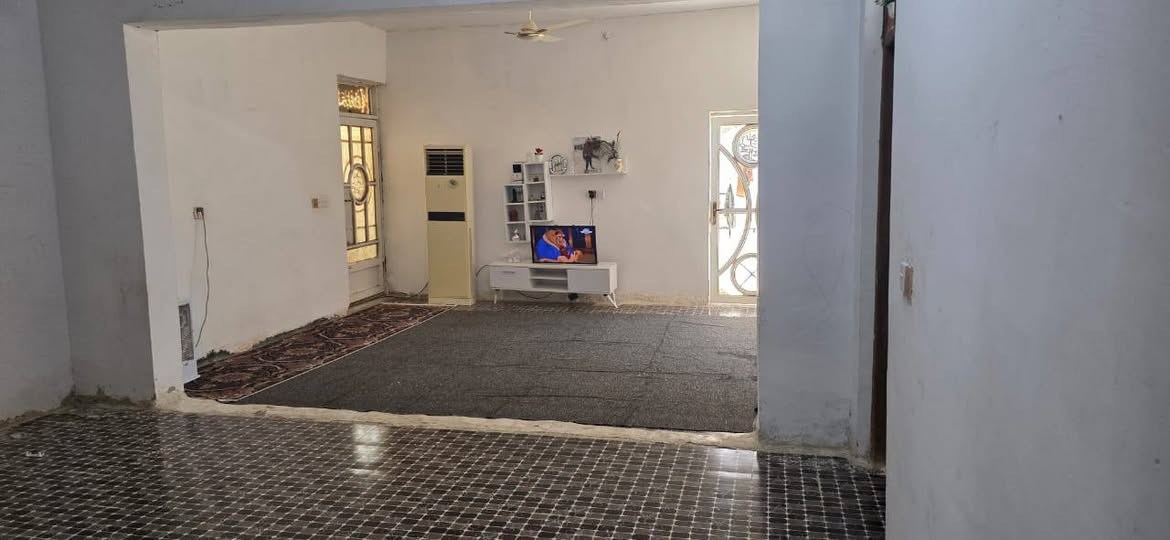 السلام عليكم بيت للبيع  كوت حي الحكيم الثانية جاي من سيطرة العمارة مساحه تقريبا 650 ومساحه البيت 200 تقريبا حديقة كبيرة  يحتوي على غرفتين وهول واستقبال بيت جديد ومرتب يبعد عن شارع العماره 250 متر للاستفسار ***********  متوفر واتاساب السعر 60 بي مجال
