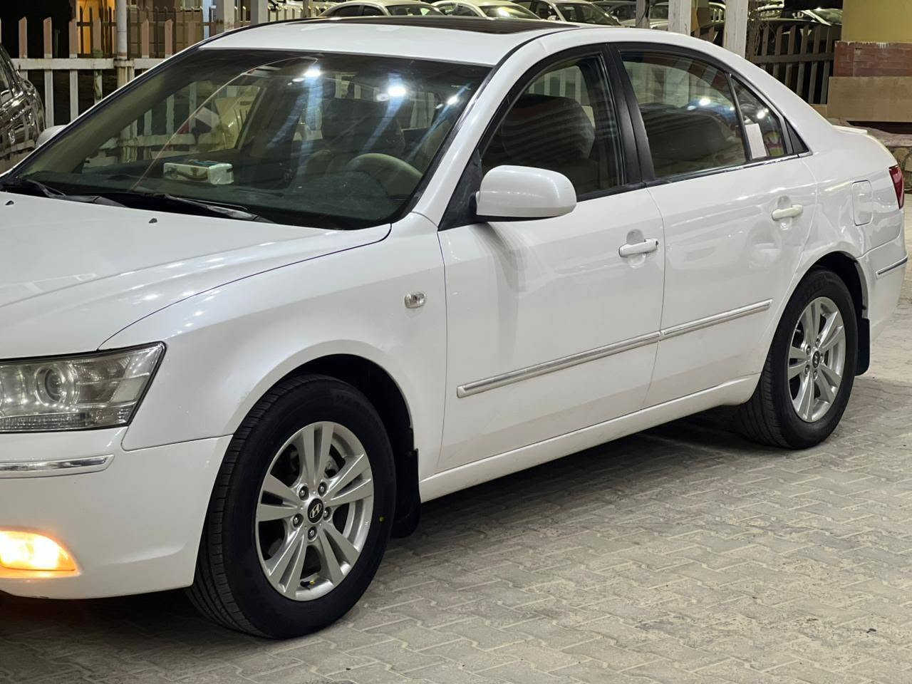 سلام عليكم سوناته موديل 2009
خليجي فول فتحه
محرك 2400
السياره تخم تاير جديد ادامه كامله تبريد ويه السويج اي نقص مابيه السياره بيه ربع الجاملغ الكدام صبغ بدون فتح يعني خشم الجاملغ بصيط كلش والباقي مكفول  سيارة جديده رقم شمالي رقم التلفون ***********
