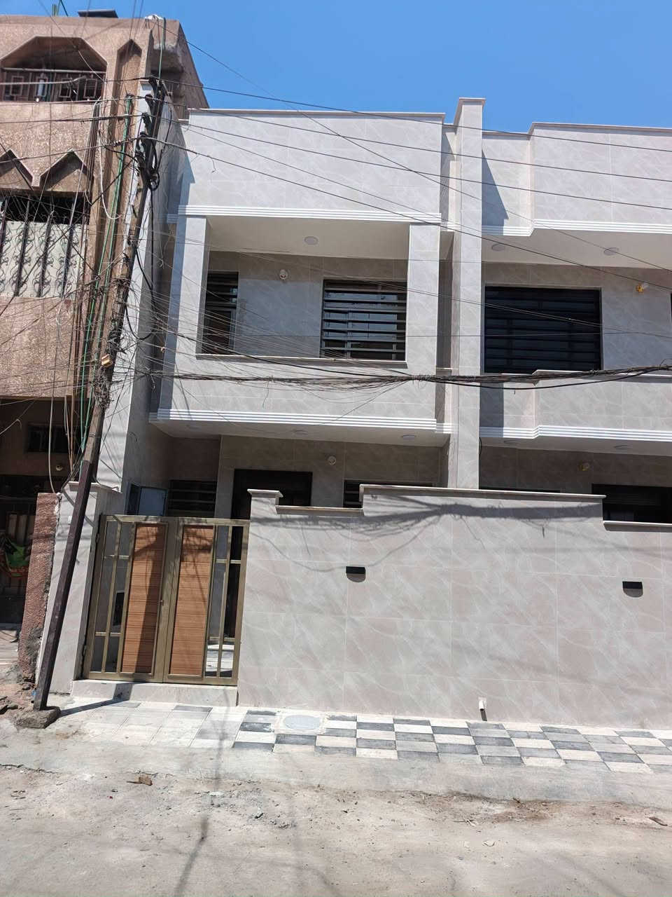بيت البيع مساحه ١٠٠متر مدخلين  بناء فول تسلم🔑 3نوم وصاله ومطبخ وخدمات الشعب سوق شلال لاتصال مكتب كليم الله للعقار مقابل مدرسة بلقيس تابعني على صفحه واتساب ***********
