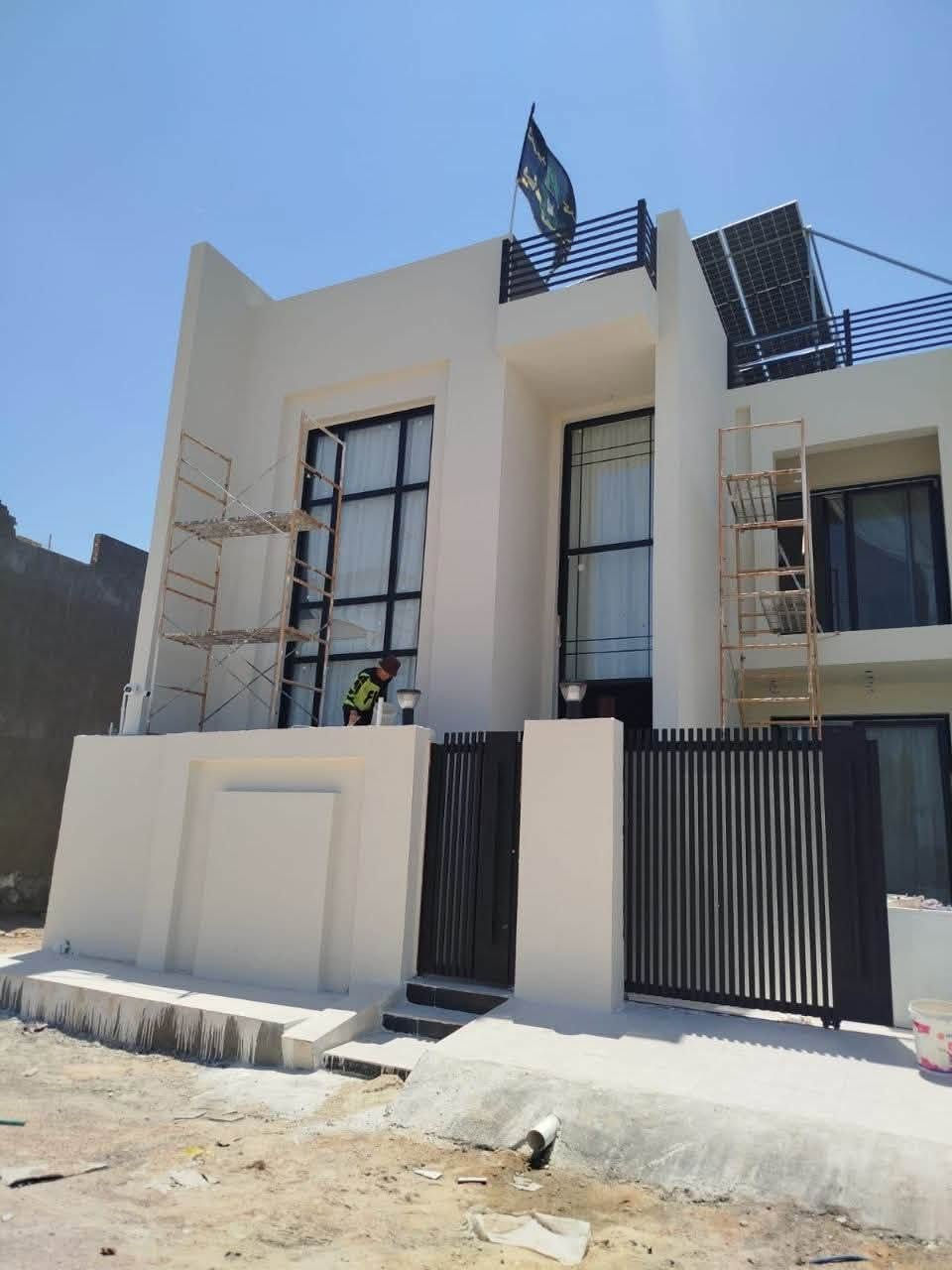 *🏡 دار للبيع - تسليم مباشر*

*الموقع:* الحلة - حي الجزائر  
مقابل محكمة استئناف بابل 📍  
يبعد 100م فقط عن شارع حلة - بغداد  
شارع 10م | موقع مميز جداً

*المساحة:* 200م²  
*السند:* طابو صرف ✅  
*البناء:* حديث | تسليم مباشر

*مواصفات الطابق الأول:*
- استقبال كبير
- غرفة كبيرة نظام فندقي  
- هول كبير
- مطبخ حار + مطبخ بارد
- مجمع صحيات
- حديقة داخلية
- كراج سيارة

*مواصفات الطابق الثاني:*
- غرفتين كبيرة جداً + غرفة ملابس داخل كل غرفة
- هول كبير
- مجمع صحيات
- مخزن
- سطحين "عالي + ناصي"

*مميزات إضافية:*
- *نظام الطاقة الشمسية* ☀️
- بناء حديث وتشطيب راقي

📞 *للاستفسار:* ***********
