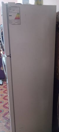 ثلاجة • حجم كبير • عاطلة