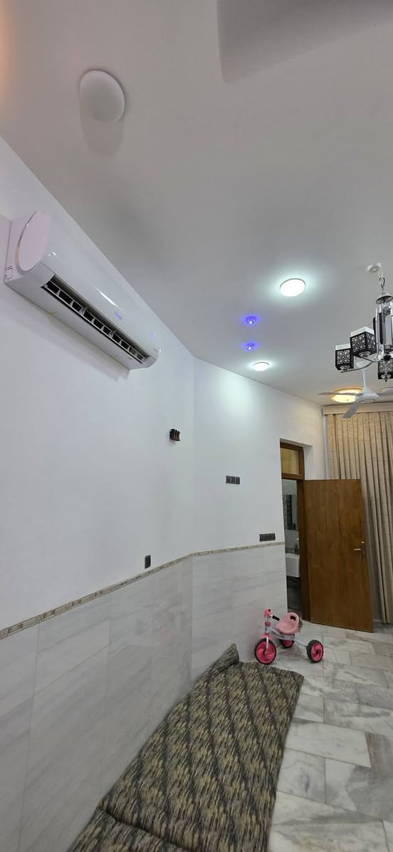 🏡 دار للبيع – طابو ملك صرف
📐 المساحة: 150 م²
💰 مطلوب: 35 إِسكان
📍 الموقع: العسكري – خلف محلات تقي
🏠 بناء حديث درجة أولى أرضية مرمر – طابقين 
🔹 الطابق الأول:
• غرفة نوم
• صالة
• استقبال
• مطبخ
• مجمع صحيات داخلي وخارجي
• طارمة
• حديقة صغيرة
🔹 الطابق الثاني:
• غرفة نوم
• صالة
• مجمع صحيات
📞 للاستفسار:
مراجعة مكتب عالم العقار في الجمعية مقابل الإطفاء
أو الاتصال:
📱 ***********
📱 ***********
#عندك_عقار_للبيع_فقط_راسلنا_اواتصل_وات_ساب
