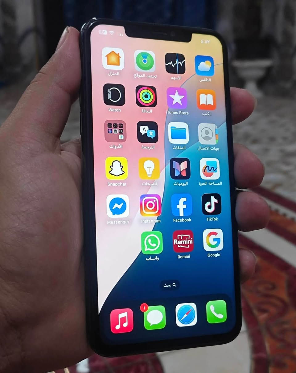 ايفون 11 برو ماكس • نظافه 100% • سماعه اصليه شاحن