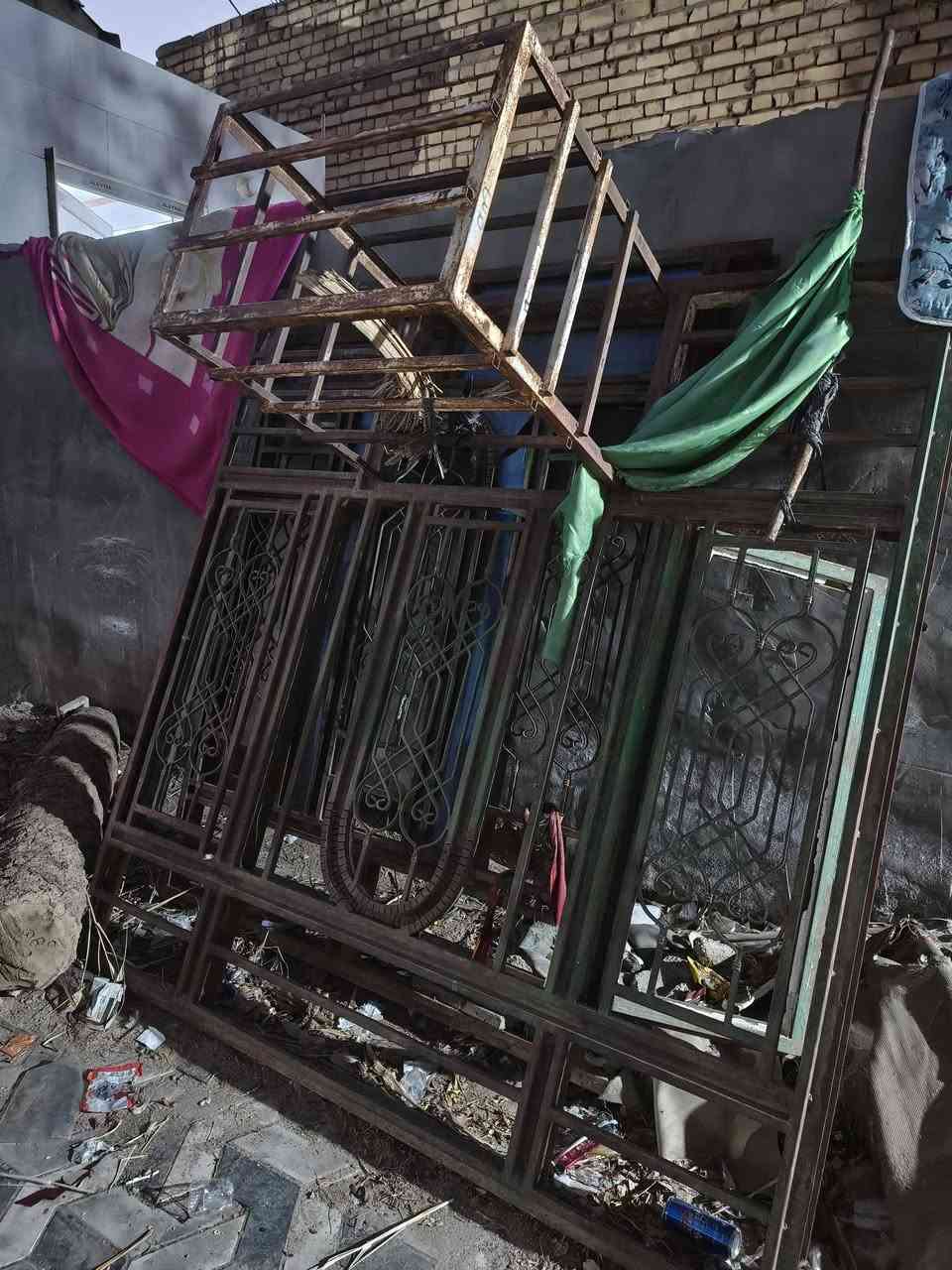 سلام عليكم شبابيج للبيع تزكام اصلي نوع الحديد كله جنل واحد متر ونص بمتر ونص والثاني مترين ب مترين ابو القفص الشراي يتصل عل الرقم مكلف بلنشر ***********
