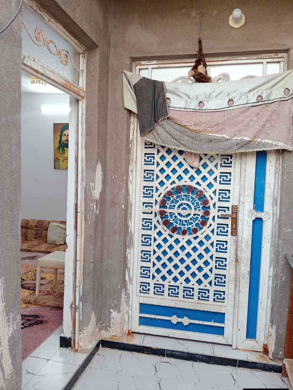السلام عليكم اخوان بيت زراعي للبيع المساحه 120 البناء بلوك خدمات كامله البيت يتكون من غرفتين ودوانيه ومطبخ وغرفه قاط ثاني البيت نزله ابو كامل الرئيسيه مقابل النزله الاولى مال حي الجوادين الاستفسار على الرقم او واتساب ***********
