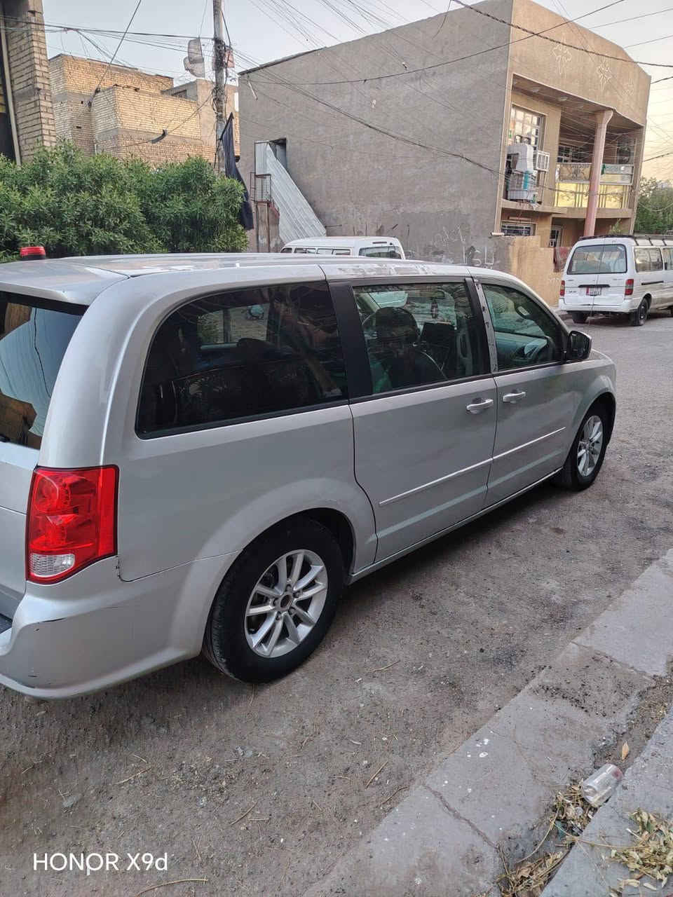 @السلام عليكم دوج كرفان موديل 2012 مكينة وكير كفاله تبريد ثلاث قطع بيبان ميكانيكي السياره داخله كلين وهنا انطخت ابو ستوته ونصبغ الجاملغ
بدون دواخل رقم اربيل شمالي بسمي شخصيا تحويل مباشر
سنويه جديده ورقم دولي تخم تاير وصدر ومشط كله جديد
جاهزه ربع متصرف عليها واحلى من الصور السونار مرفق
 مكاني بغداد الكرخ قرب تقاطع درويش السعر 117 وبيها مجال
***********
