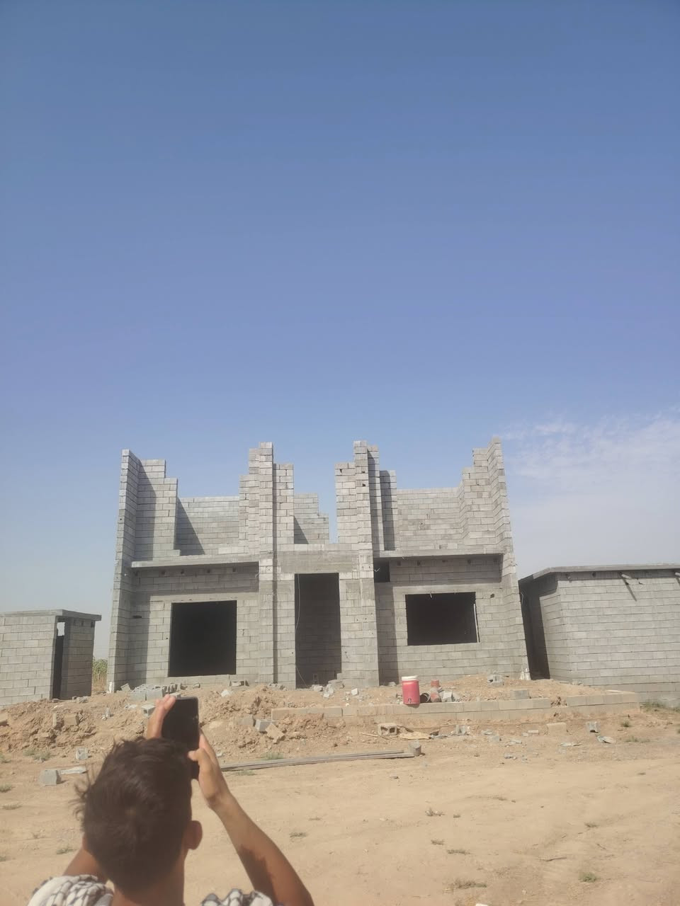 اسطى بناء جاهز للعمل الاف ٢٠٠بيت... او سياج. تنزيل خريطه. للستفسار الاتصال على الرقم *********** او مراسله الصفحه

نص مكتوب في الصور:
- *********** شركة زنوبيا للأستشارات الهندسية المهندسة زينب الجنابي بغداد - اليرموك - 4 شوارع
- مكتب الخليفة الهندسي تصميم - تنفيذ - اشراف ALKHALIFA