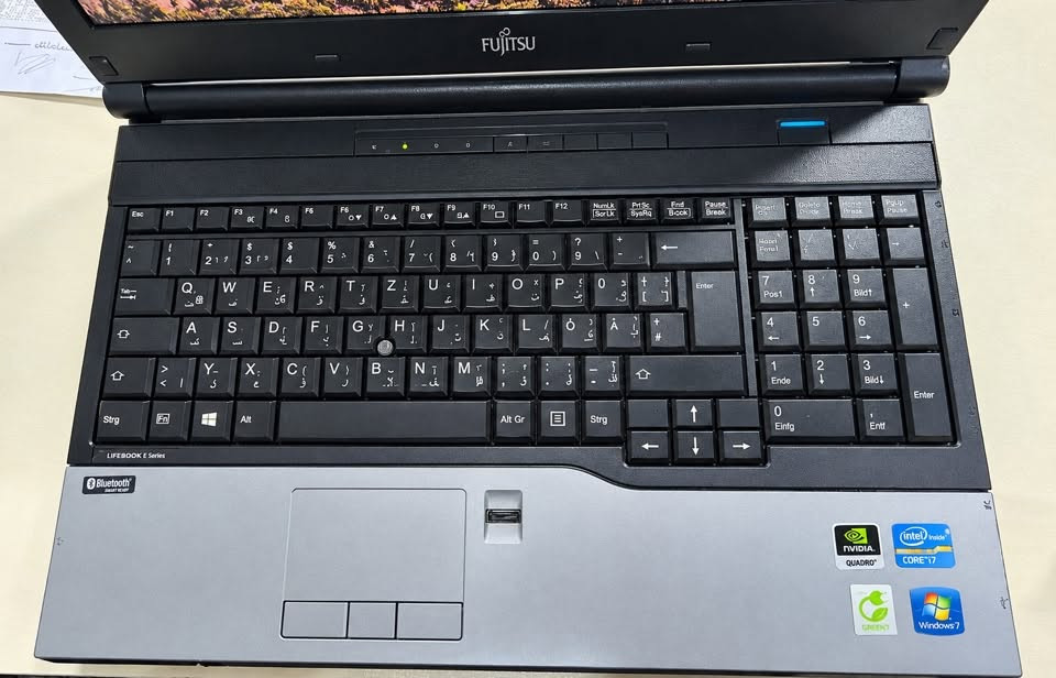 كور i7 • رام ٨جيجا • هارد ٢٠٠جيجا