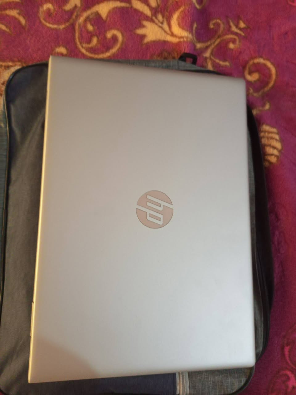 لابتوب HP ProBook 640 G4 معمعالج Core i5 من الجيل السابع هو جهاز عملي واقتصادي مخصص للأعمال اليومية والتصفح والبرامج المكتبي
المعالج: Intel Core i5-7200U (الجيل السابع، بسرعة أساسية 2.5 جيجاهرتز).ذاكرة الوصول العشوائي (RAM):  بـ  8 جيجابايت من نوع DDR4 وقابلة للزيادة.التخزين: يدعم هارد SSD بسعة 256 جيجابايت أو هارد تقليدي HDD بسعة 500 جيجابايت.الشاشة: بحجم 15.6 بوصة.الرسومات (كرت الشاشة): مدمج Intel HD Graphics وأحياناً يأتي بكرت خارجي بسيط NVIDIA GeForce 930MX. امريكي بل كارتون بعده جديدمعا ملحقاته
1-بطاريه ليثيوم :3-4ساعات
2-شنطة
3-ماوس
4-شاحنه أصليه
سعر 255بي مجال قليل
رقم ***********
