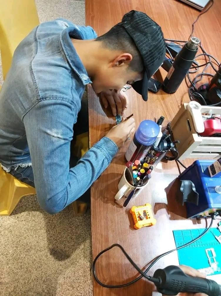 تعلن وحدة التعليم المستمر 
🔷مركز آزار 🔷.

عن إقامة دورة صيانة الموبايلات الشاملة (هاردويير + سوفتويير ) 

⭕️300 الف فقط بدلاً من 300$ وتستمر لغاية ماتتعلم وتكون مصلح سوفت وير وهارد وير  👨‍💻🤶

🛠📱📲🛑

قوموا باستغلال الفرصة واحجزوا مقعدكم قبل اغلاق الحجز ! 

♦️مدة الدورة.♦️:-
(مفتوحة- 5محاضرات اسبوعياً  ).

🌐نبذة عن دوراتنا🌐.:- 

منهاج الدورة (الهاردويير) يتضمن:
1. التعرف على أدوات و أجهزة الصيانة وكيفية استخدامها.
2. دراسة وتعريف كل القطع الالكترونية الموجودة على البورد منها الايسيات والمقاومات والمكثفات و ...
3. التعرف على الاعطال الشائعة الرئيسية والثانوية لمختلف الاجهزة.
4. فتح الاجهزة و تركيبها يدويا لكل الموديلات.
5. التعرف على كيفية "تبديل الشاشات والبلازمات لجميع الموديلات عمليا.
6. التعرف على كيفية "تبديل قواعد الشحن" عمليا.
7. حل مشاكل الشبكة وايجاد البدائل عمليا.
8. قياس المقاومات والملفات والمكثفات وكيفية تشخيص الاعطال عن طريق القياسات.
9. فحص اجزاء البورد ووظيفة كل جزء وكيفية تبديل تلك الاجزاء عمليا.
10. تبديل الايسيات بأحترافية .

أما (السوفت وير) ويشمل الاتي:
1. التعرف على بيئة السوفت وير.
2. معرفة كيفية اعطاء و تحميل السوفت وير.
3. التعرف على كيفية معالجة أعطال السوفت وير.
4. فك حماية الجيميل.
5. فك سامسونك اكاونت.
6. فتح حسابات الـ iCloud المغلقة.

عدد المحاضرات أسبوعيا = 5 (كل محاضرة / ساعتان).
محاضر الدورة : "#ازهر الغانم 

🔴عنوان التسجيل : 

البصرة الجمهورية تقاطع معهد النفط قرب الريان سنتر للألعاب 
***********
***********

🔸 يمنح المتدرب شهادة مشاركة معتمدة بعد انتهاء الدورة صادرة من نقابة العمال قسم الميكانيك 🔸

🔘علما اننا متواجدين في المركز  طيلة أيام الأسبوع الكائن في الجمهورية من الساعه ال٩صباحا الى ال٩ مساءآ 🔹

🔻 لاجراء اي استفسار و معرفة المزيد من المعلومات يرجى مراسلتنا على الصفحة 📩. البصرة, العراق
