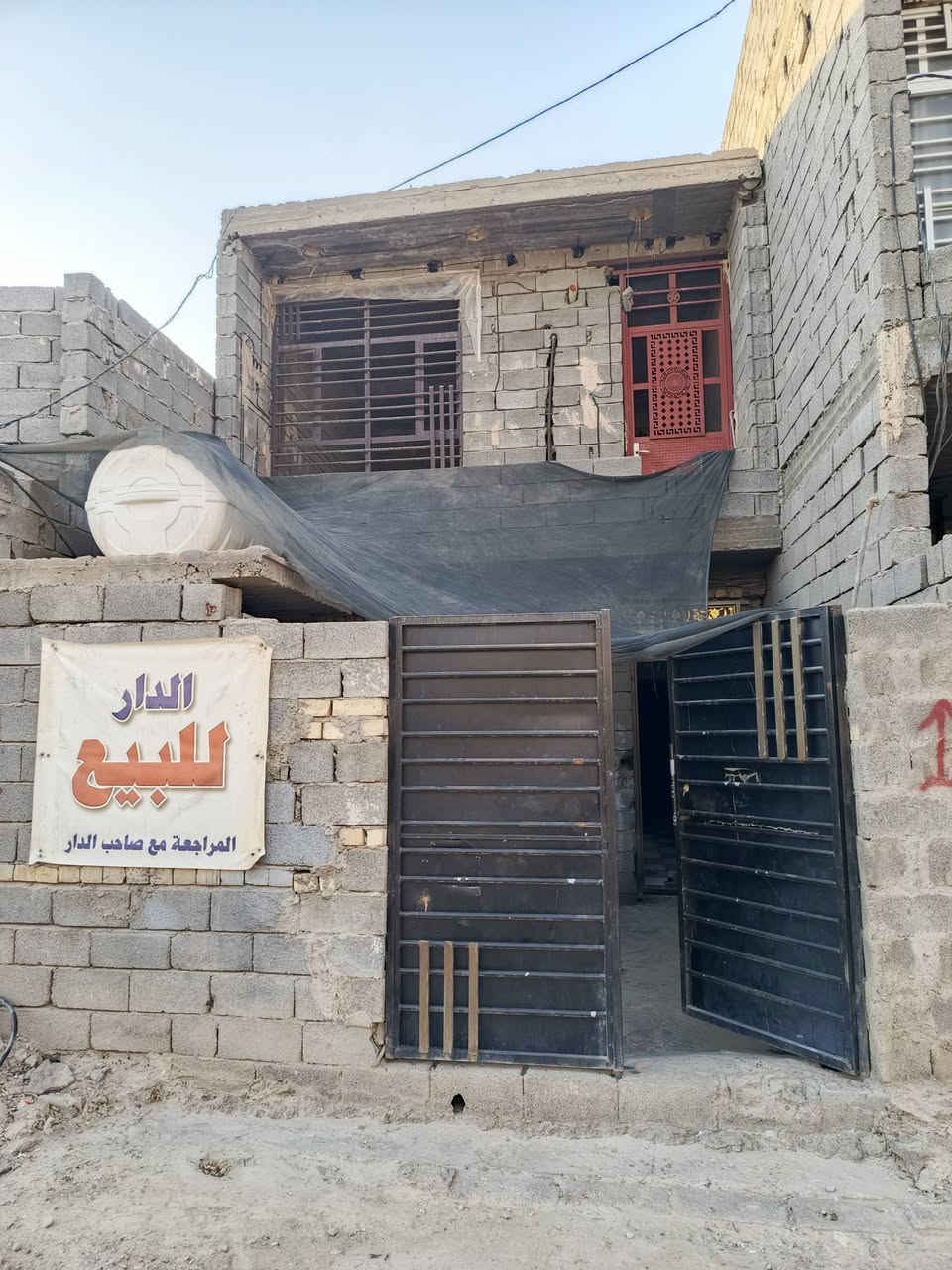 السلام عليكم بيت 100م واجهة 5 نزال 20 جنس الأرض عقد اصفر المنطقة مشمولة بلتطويب ونازل بيهة قرار من الطابو عرض الشارع 8م قريب علة الضباط بشارع الحشد مال حي البساتين (حي السلام) الطابق الاول يحتوي علة طرمة واسعة وصحيات خارجية وستقبال وحولي ومطبخ وحمام داخلي مئسس بداخل الحمام(قاعدة غربية) اجلكم الله ومغسلة صغيرة وترك  وغرفة البيت كلة سيراميك الجدران والحمام والارضية بورسلين مثل ما موضح بلصور والفيديو 

الطابق الثاني غرفة بواجهة البيت وبلكونة ومئسس كهرباء بلكامل وبيتونة جبيرة وصطح بنهاية البيت والدرج صب خارجي للملاحضة البيت اشتغلتة علة ايدي مو شغل مقاول أو شغل تلزك حتة صب السكف اسمنت مقاوم مو عادي وشيش هواي مو مثل باقي لبيوت فترة ويخسف السكف وبلنسبة للكهراباء احسن نوعية واير تئسيس  وكهربا ساحب للبيت ضفيرة مو جطل علجيران والمي خير من الله والمنطقة نمدت الهة مجاري كاملة باقي بس التبليط السعر 70 وبي مجال للتصال *********** وبي واتساب

نص مكتوب في الصور:
- جدول بأسماء المناطق التي اكتسبت الطابعي السكنى في قضاء الشعب: ت المناطق ت المناطق ١ حي البساتين / م ٣٤٨ ١٧ حي الزهراء ( حي اور ) ٣٢٩م ٢ حي المصطفى / م ٣٤٨ ١٨ حي الباقر م ٣١٧ الاسواق المركزية ٣ حي الصدرين / م ٣٤٨ ١٩ مجمع الفاو ٤ حي الربيع الزراعية النموذجية / م ٣٤٨ ٢٠ موقع الشركه الهندية ٥ حي السلام الزراعية الأولى / الثانية / الثالثة / الرابعة ٢١ منطقة علوة زويني الزراعية ٦ شارع العزه الزراعية / م ٣٤٨ ٢٢ بوب الشام الزراعية ٧ السرييدات الزراعية ٢٣ الثعالبة الزراعية ٨ حي المهندسين خلف السدة / م ٣٥٩ ٢٤ الإصلاح والتمايمة الزراعية / م ٣٨٨ ٩ حي الامل الزراعية / م ٣٥٩ ٢٥ أسوار بغداد / بوب الشام ١٠ حي الايمان الزراعية / م ٣٥٩ ٢٦ بستان بشار وعلاء م ٣٦١ / بوب الشام ١١ فتحه سانسيرو الزراعية / م ٣٥٩ ٢٧ قرية عبد الحر وعبد المحسن م ٣٦١ / بوب الشام ١٢ حي الوارث الزراعية / م ٣٥٧ ٢٨ قرية بيت ضيفان م ٣٦١ / بوب الشام ١٣ الغرير ( الغدير ) الزراعية / م ٣٤٣ ٢٩ قرية البوعليان م ٣٦١ / بوب الشام ١٤ حي الجوادين الزراعية / خلف البزل ٣٠ قرية بحر م ٣٦١ / بوب الشام ١٥ حي الكوثر الزراعي / م ٣٥٧ ٣١ قرية حجي رمضان م ٣٦١ / بوب الشام ١٦ حي الثقلين الزراعية / م ٣٥٧ ٣٢ قرية السواعد م ٣٦١ / بوب الشام المهندس علي خليل العامري عضو مجلس محافظة بغداد المكتب - للإتصال - أو الواتساب / *********** - ***********
