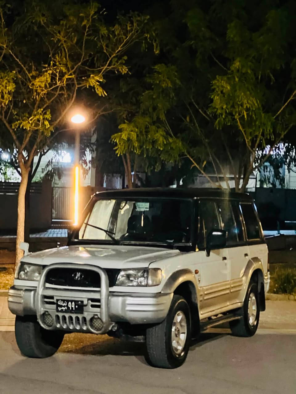 گالۆبەر 2001
گیرو مەکینەو ئەکسلی بەشەرت
کارەبایی تەقەورەقەی بەشەرت
چوار تایەو ویلی لۆکی لەژیرایە
دەبل ئەکسلی ئیشەکات کۆشینو دەشپولی لۆکە 
گیر عادیە مەکینەی بیلادە
سەیارەکە ریگە پیدانی هەیە لەکەلارم
ژ.م ***********
