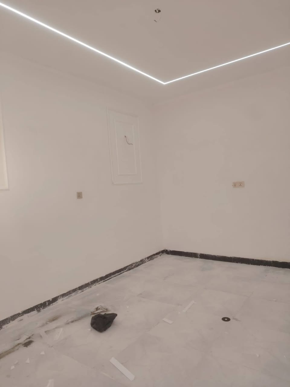 دار للبيع65م طابو زراعي سند 25 الساس طابوك السقف صب كونكريت البناء بلوك درجه اولى البيت مرتب كلش متعوب عليه غرفه وصاله ومطبخ وستقبال صحيات داخليه وخارجيه الرضيه بورسلين الجدران سيراميك+الواح جبسمبورد السعر 25وبي مجال بصيط
العنوان سايدين المطار الجديد شارع علكم ركن شارع حاتم الخير مكتب الغريري 
الرقم ***********سيد احمد 
يرهم اقصاد مقدمه 15 وشهر 500الف ينحسب البيت بلقصاد 29قفل
