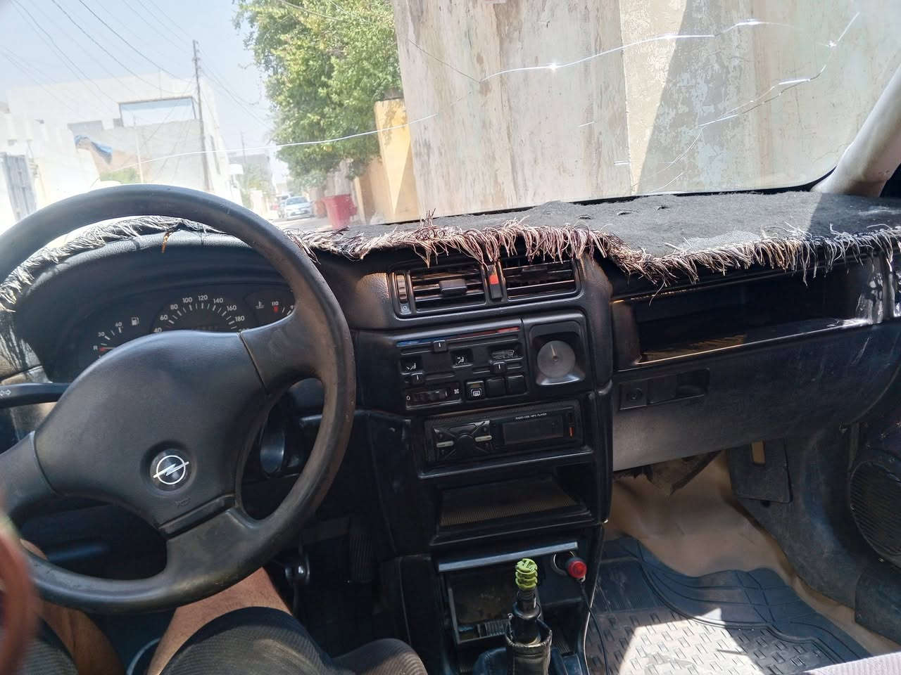 تره لون فيلي محرك 1600 شرط كير ومحرك لا تنقيص ولا تبخير بس صدرها تعبان السعر 20 ورقه 
الاتصال *********** مكان السيارة سامراء
