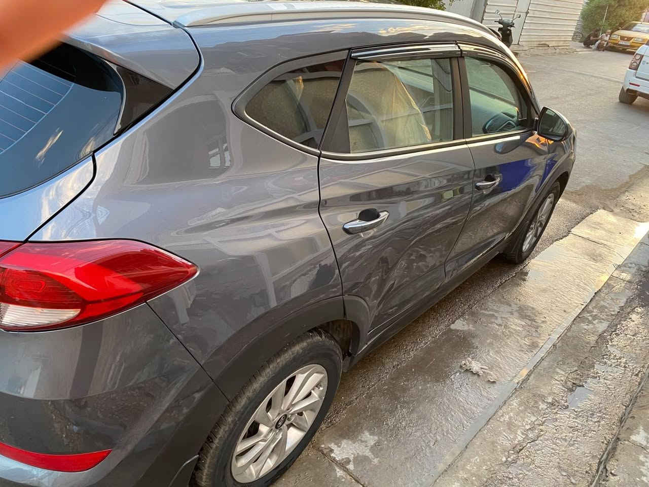 السلام عليكم من رخصت الادمن توكسان ٢٠١٦ شكل ١٧ حادثها جاملغ اماي وربع البنيد ماشيه ١٠١ سياره مال بيت مكينه جي دي اي سياره جاهزه من كلشي سعرها ١٤٠ وبيها مجال حك الجيه اتصل وتدلل *********** مكانها بغداد السيديه
