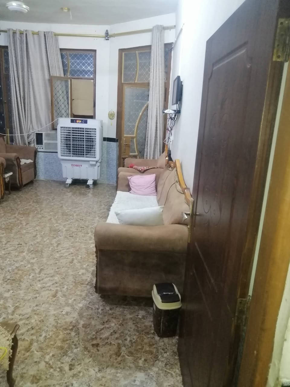 عندي بيت بعقوبه جرف الملح 150متر طابو مطلوب عقاري بيع مستعجل بي غرفتين نوم استقبال مطبخ صحيات منور عدد2 الطابق السفلي الطابق العلوي بي اربع غرف صحيات سطحين.. كله بورسلين المنيوم  vbc بوب تركي كله كامل مابي اي نقص صحيات خارجيه سيراميك.هاتف ***********

