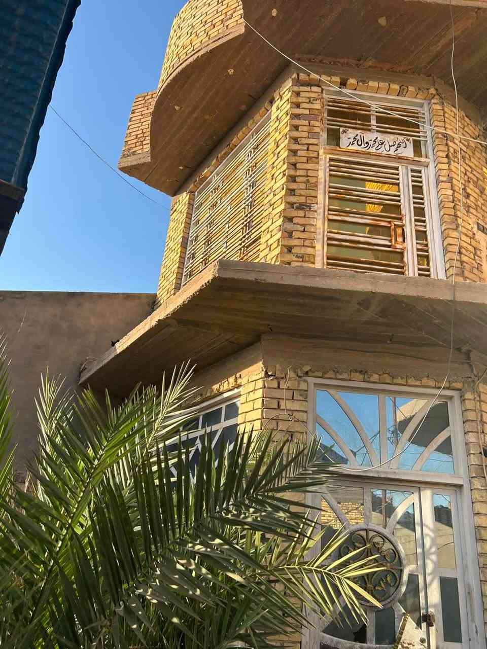 السلام عليكم
دار للبيع /متكون من طابقين 
(ركن ع شارعين رئيسي +فرعي )
المنطقة تحتوي ع خدمات كاملة تبليط +مقرنص  واصل للبيت 

يحتوي ع ثلاث غرف نوم +صالتين +استقبال+مطبخ + كراج مع حديقة 
مساحة البناء100 م/ واقع حال 150م  يحتوي ع فضلة تابعه للبيت بمساحة200م
العنوان حيد الصدر الرابع (حي العراق ) قرب مدرسة العراق 
للاستفسار الاتصال ع الرقم 
***********
