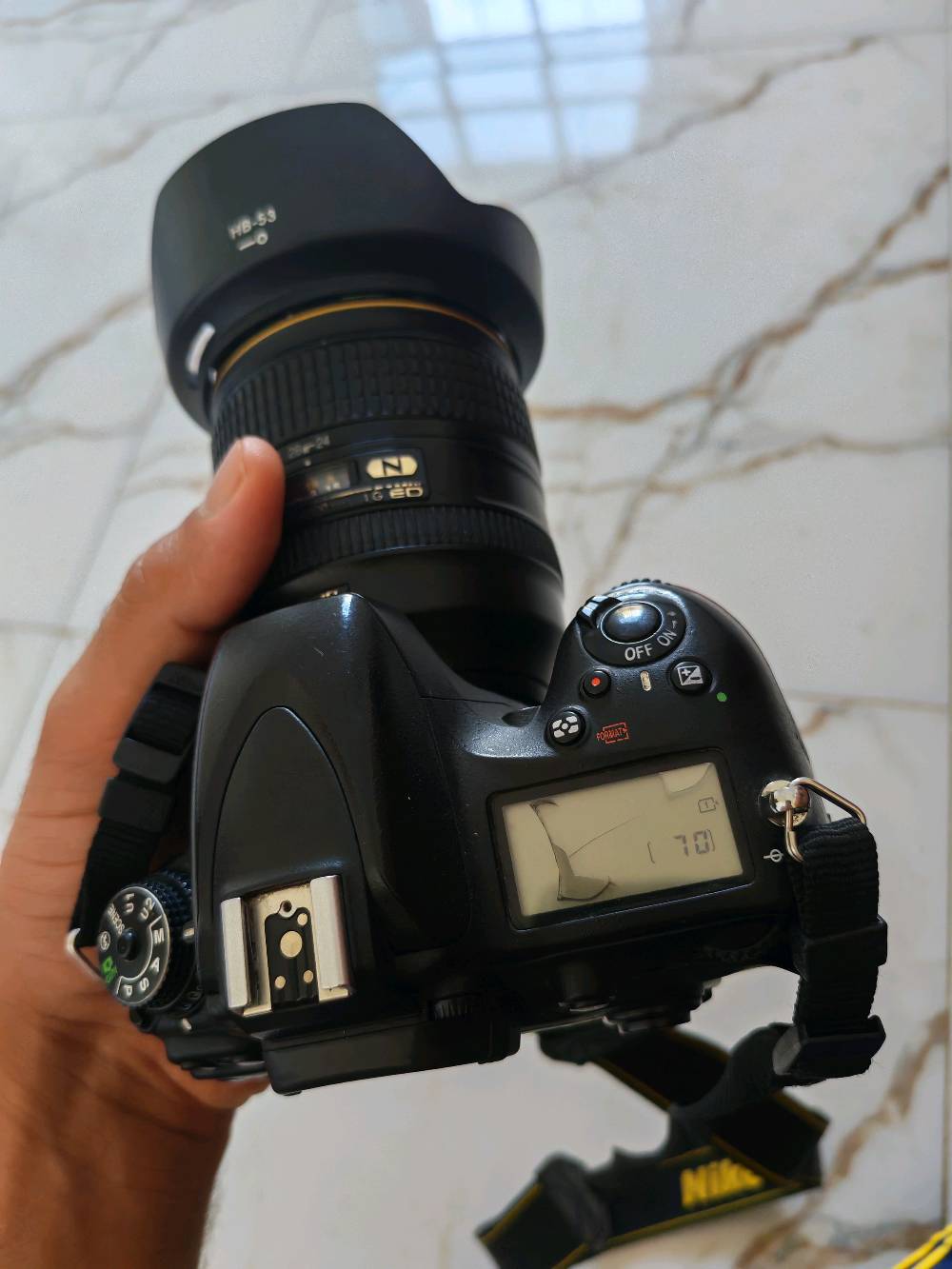 كامرة نيكون لعشاق المصورين نيكون d610فول فريم 
مع عدسه 24-120vr.fxفتحه عدسه 4 فول فريم دبل سبيلازر 
مع كامل الملحقات /جنطه+ حماله كتف+رام+ناقل صور 
المكان الانبار