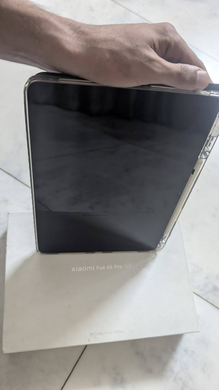 للبيع: تابلت Xiaomi Pad 6S Pro 🔥
📱 المواصفات الأساسية: 

​الشاشة: عملاقة بحجم 12.4 بوصة، بدقة 3K (2032x3048) فائقة الوضوح، مع معدل تحديث 144Hz لتجربة سلسة جداً، وتدعم حماية العين.

​المعالج: كوالكوم Snapdragon 8 Gen 2 الرائد (أداء جبار في الألعاب الثقيلة وتعدد المهام).

​الذاكرة العشوائية (الرام): [اكتب سعة الرام هنا، مثلاً:  16 جيجابايت] (LPDDR5X).

​مساحة التخزين: [ 512 جيجابايت] (UFS 4.0 لسرعة قراءة ونقل بيانات).

​الكاميرات: 

​خلفية مزدوجة بدقة 50 ميجابكسل تدعم تصوير فيديو 4K.

​أمامية بدقة 32 ميجابكسل ممتازة لمكالمات الفيديو والاجتماعات.

ات. 

​البطارية والشحن: بطارية ضخمة بسعة 10,000 مللي أمبير، تدعم الشحن الخارق بسرعة 120 واط (يشحن من 0 إلى 100% في 35 دقيقة فقط!).

​الصوتيات: 6 سماعات ستيريو محيطية تدعم Dolby Atmos لتجربة صوتية سينمائية.

​التصميم: هيكل معدني بالكامل، أنيق ونحيف، ووزن حوالي 590 جرام.

​✨ مميزات إضافية: 

​بصمة إصبع مدمجة في زر الطاقة سريعة الاستجابة.

​يدعم Wi-Fi 7 وبلوتوث 5.3.

​مثالي للمونتاج، الرسم، الألعاب (يدعم 120 فريم في ببجي )، والدراسة.

​📌 تفاصيل الجهاز: 

​حالة الجهاز: [ / مستعمل نظيف جداً فقط للدراسة...]

​الملحقات: [: الكرتون، الشاحن الأصلي 120 واط، الكابل، قلم مع 3 كفر مرتبات ].

​مدة الاستخدام: [اقل السنة للدراسة و خلصت دراستي ...]

​💰 السعر المطلوب: [575 الف ] (بي مجال للشراي حك الجية)
مو شراي لا يتعبني رجاءً
📍 الموقع: [بغداد الدورة] و لا يوجد توصيل 

​للتواصل والاستفسار، يرجى مراسلتي على الخاص أو الاتصال على الرقم: [***********]
