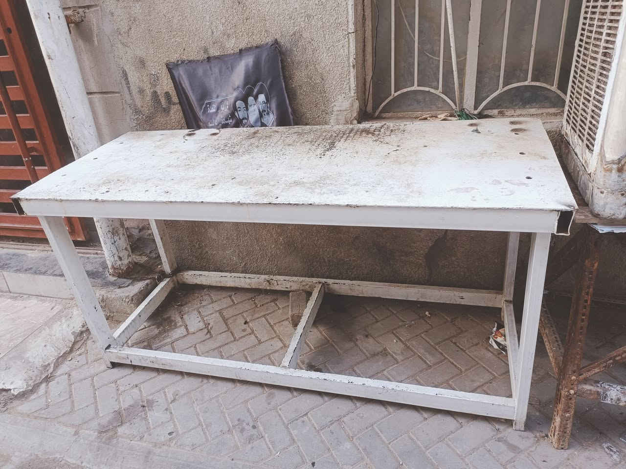 ميز للبيع العنوان مدينة الصدر
***********
