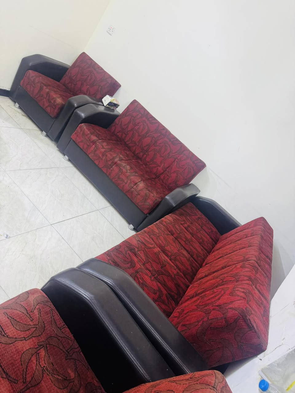 مرحبا جميعا تخم للبيع يصير مخزن وسرير تركي تكمة مبي اي خلل ١٠ مقاعد سعره١٧٥
