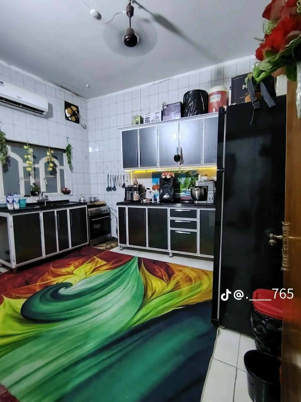 *بيت للبيع - خلف مدرسة الحليمة*

📍 *الموقع المميز:
خلف مدرسة الحليمة مباشرة - قريب على شارع الاطباء - قرب مستوصف الزهراء
موقع كلش حلو وهادئ وخدمات كاملة

📐 *المساحة: 100 متر مربع - طابقين

🏠 *التفاصيل:
*الطابق الأول:

- طارمة
- صحيات خارجية
- مطبخ
- هول + استقبال

*الطابق الثاني:
- غرفتين نوم
- هول
- سطح شتايكر

🔨 *نوع البناء: طابوق - رباطات - السقف عكادة

💰 *السعر:* 81 مليون وبي مجال بسيط للشراي

📞 للاستفسار:
واتساب: ***********
اتصال: ***********

نص مكتوب في الصور:
- @.___765
- J@.___765
- @.__765
- @.____765