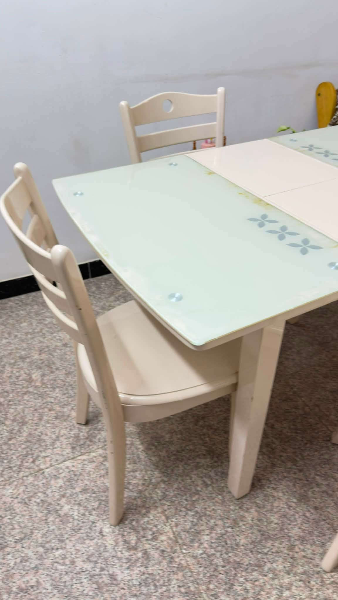 ميز + اربع كراسي سعره 95  مكان بغداد حي الجامعه
***********
