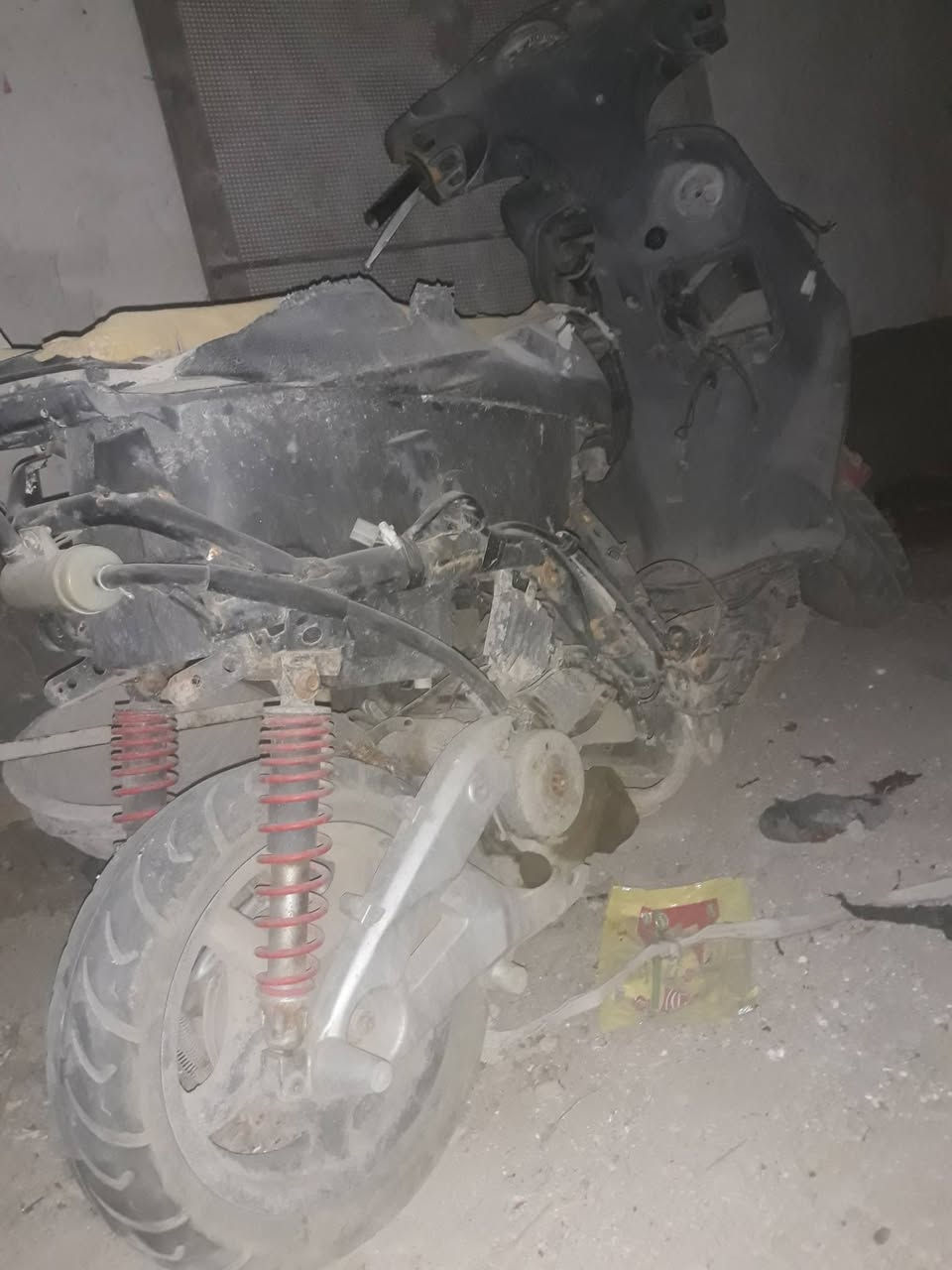 سلام عليكم 
سكنس ياباني فحل قديم 
سرعه 140 
محرك شغال بدون نضوح ودخان وبكن
كفراتها كامله موجوده 
وبكلايتات خلفي والامامي موجود 
نقص لكزوز ويدات بانزين 
سعرها 150 الف وبيها مجال 
مكان سماوة الصياغ 
رقم.. *********** والخاص مفتوح
