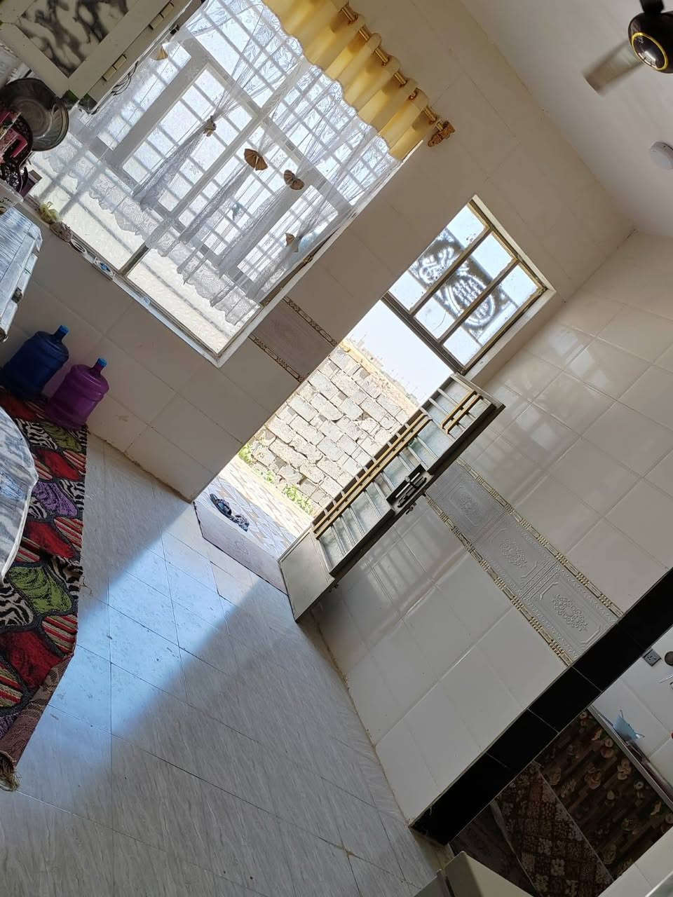 السلام عليكم بيت للبيع مساحته ٢٠٠ ركن ع شارعين في مدينة كاع مهدي عاكول مقابيل طاقة الكهرباء هور حجاب  سند ٢٥ يتكون البيت من ٣ غرف نوم وصاله واستقبال ومطبخ حار وبارد الاستفسار على هذا الرقم ( ***********)
