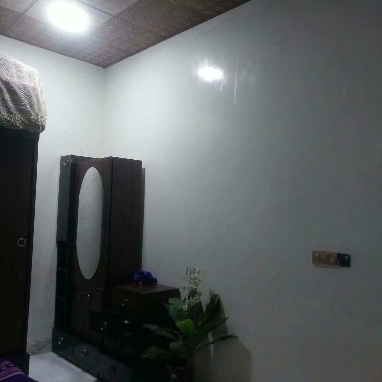 دار للبيع مساحه 300 متر طابو زراعي البناء 150 والباقي 150 حديقه مرقم بلديه 
اساس صب بناء طابوك سقف صب 
يحتوي الدار على غرفتين نوم وصاله ومطبخ واستقبال مغاسل داخليه و خارجيه 
الموقع الكوفه البراكيه شارع المطار القديم خلف اسواق الامير 
السعر 43 مليون وبي مجال للتواصل الاتصال على الرقم 
***********او مراسله الصفحه مكتب حسين الياسري للعقار والمقاولات
