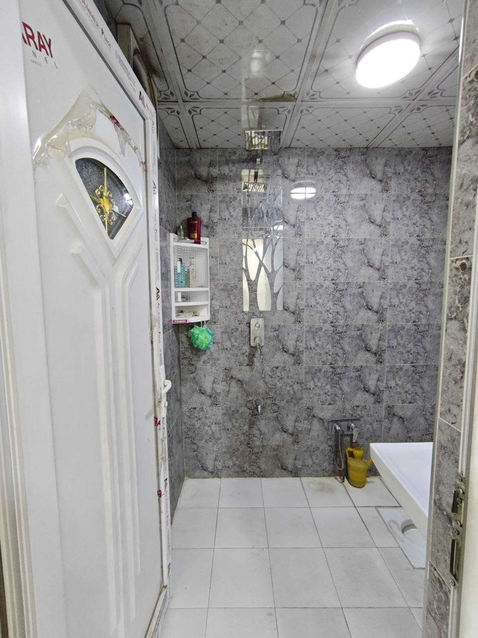 دار للبيع منطقة حي أور / ام الكبر والغزلان مساحة 150 متر 7.5×20 طابقين يحتوي على 5 غرف نوم بناء الطابق الأول 2010 والطابق الثاني 2023 حديث وايضا يحتوي على مخزن كبير في السطح السعر المطلوب 285 مليون بيت نظيف ومرتب وبالعافية على الياخذه للتواصل واتساب *********** بغداد, العراق
