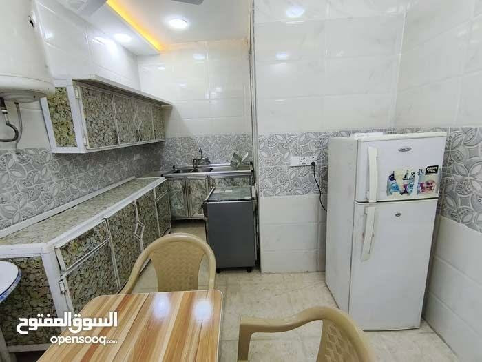 شقه مؤثثه للمسافرين والزوار والعوائل المحترمه ١٠٠ م طابق اول غرفتين وصاله ومطبخ جاهز وصحيات طاقه شمسيه بدون انقطاع سبالت انفيرتر مع انترنيت غزاليه حي العباسيه الهياكل سابقا شارع ٢٠ تجاري جنب أسواق أميره قرب سريع المطار ٢٠ دقيقه عن المطار كاظميه ١٠ دقائق منصور ٥ دقائق متوفر جميع الخدمات اسواق غذائية مطاعم مجمع طبي صيدليات واتساب *********** بدون دلاليه شهري مليون
اسبوع ٣٠٠
