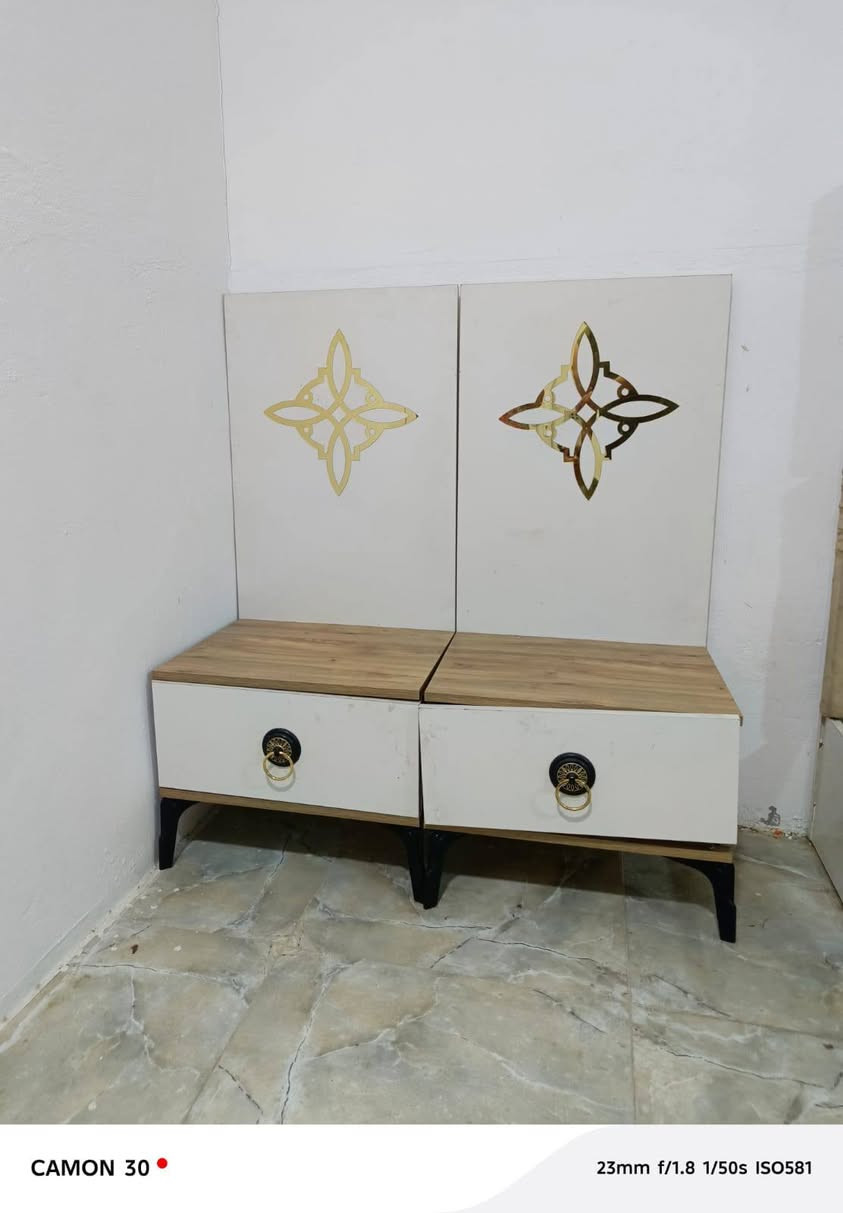 للبيع غرفه خشب ماليزي ثقيل جداً
6 قطع (جربايه و 2 ميز جانبي و ميز مرايه و كنتور 6 باب و طابوريه)

مابيها اضرار فقط راس الجربايه مكان البراغي مكسور

اشتريتها ب مليون و 100 الله شاهد و اريد أبيعها ب 750 الف و بيها مجال للشراي 

التواصل واتساب ..... ***********.....
