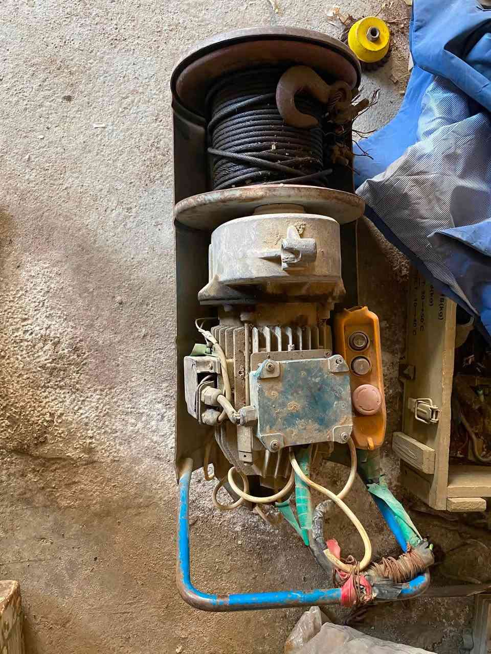 ونج للبيع شرط الشغل
عرباين ٢ حداديات 
كيبل وياه ٣٠ متر 
موطور ما داخل تصليح 
الرقم /***********
المكان ديالى
