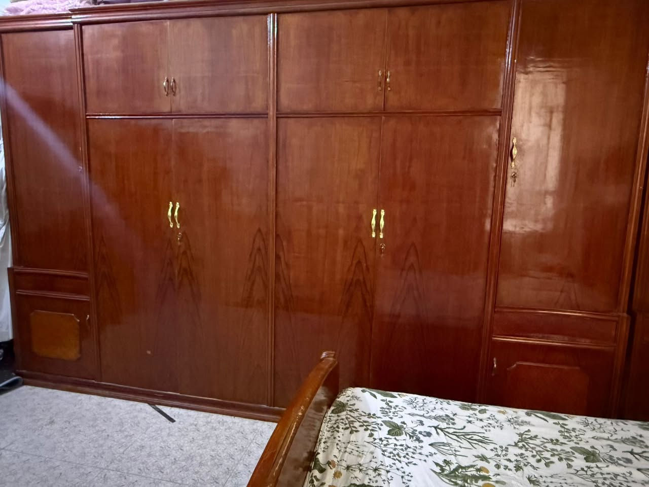 السلام عليكم غرفة صاج نجارة درجة اولى ثگيله كلش شخط ما بيها كنتور ضخم ست ابواب طابقين مثل ما موجود بالصورة وزاوية وكل ملحقات الغرفة للبيع للتواصل واتساب ***********
