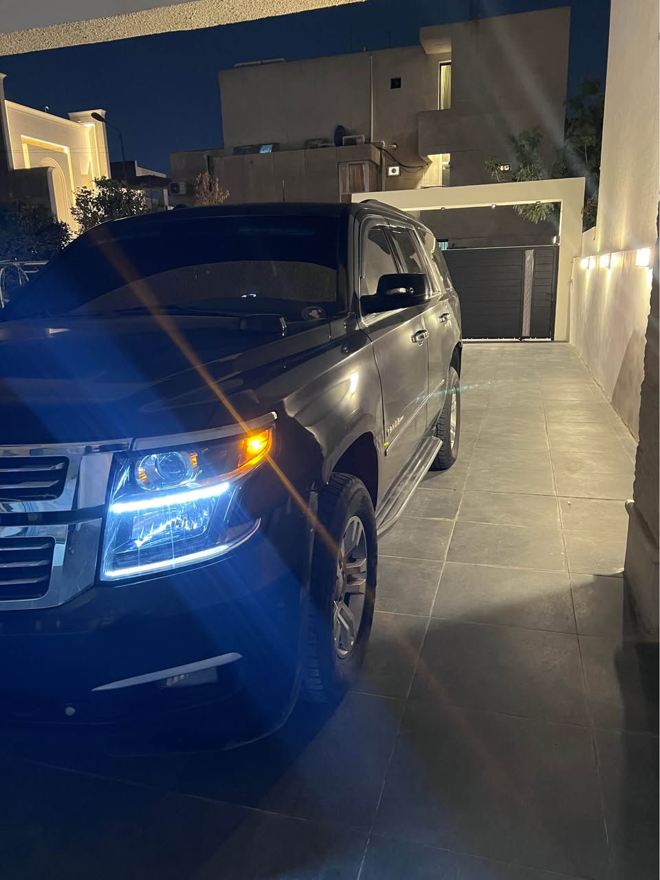 تاهو • اسود • ١٨٠ الف