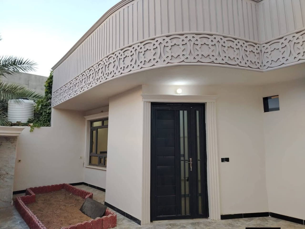 بسم الله.. 🤲 دار للبيع 🏡٢٠٠ متر قاط واحد.. 10 في 20 .. طابو زراعي🧾 سند 25 ملك صرف) يحتوي الدار ع استقبال +مطبخ  +صاله +غرف نوم 2 + ميتونه + مناور + 🏫صحيات داخليه و خارجيه..  العنوان دور الزراعه الثالثه قرب تقاطع القدس..  السعر 100 وبي مجال 🏤. للاستفسار الاتصال على الرقم ☎️ ***********
