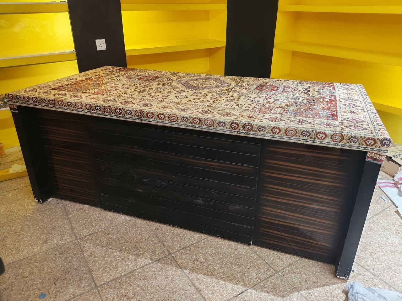 ميز مكتبي عدد 2 نضيفات الجبير وياه ملحقات مكاني فلكة الساعة 
***********
