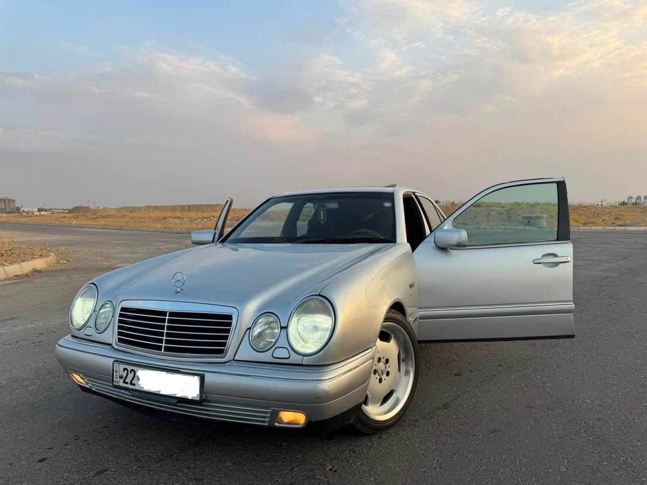……………………
سلام عليكم للبيع مارسيدي ام عيون 
موديل ١٩٩٦  گير. D4 زربه 
مواصفات فول فول سلايت ، ويل AMG  ٢ سايز 
صنويه جديد عتا ٢٠٢٧ و تايرات جديد 
مصبوغ عام بيها جماليه 
سعر رائدين ٨٥$ ورقه و بيها مجال بصيت
*********** واتساب
