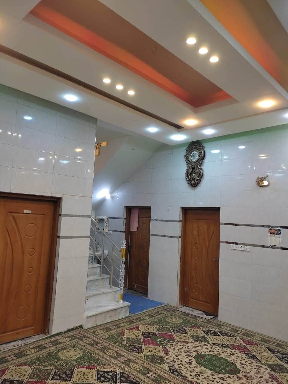 📍كربلاء حي الحر📍
بيت مساحة 157 ونص بالسند/ واقع الحال يوصل لل 165 متر طابو صرف موقع مميز على سايدين مقابل ملعب خلف السوق مال حي الحر 
تتوفر كافة الخدمات 
مدارس نفس الشارع 
البيت ‼️يحتوي على شقه معزوله ‼️عن البيت تماماً تصلح للايجار 
 6 غرف نوم ✅
3 صاله✅ 
2 مطبخ✅ 
1 استقبال ✅
4 صحيات ✅
2 منور✅ 
الارضيات مرمر 
الجدار سيراميك للسقف 
السقوف ديكورات مغربي 
18 دنكه كونكريت مسلح

للاستفسار ☎️ وتساب /.  ***********
