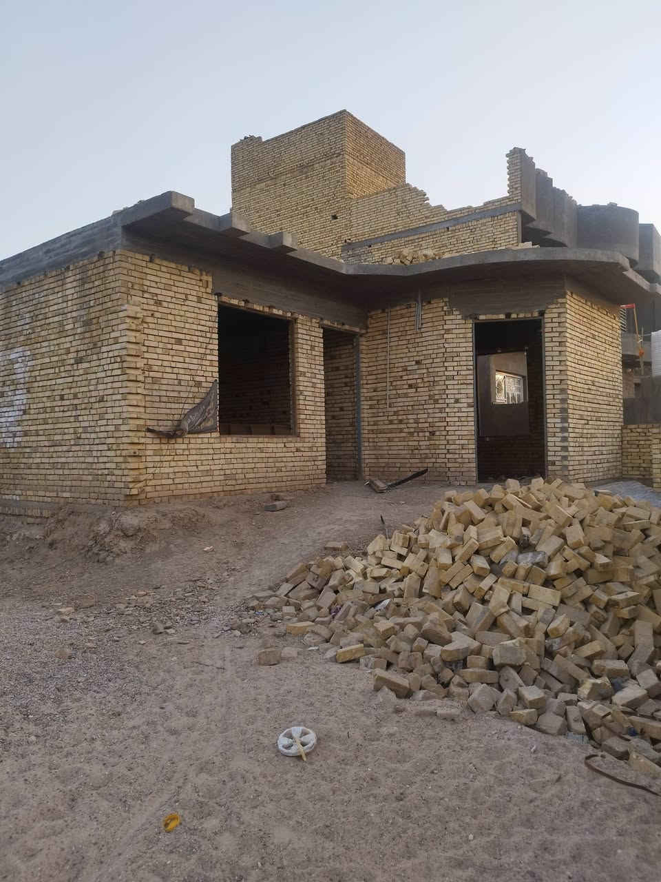 السلام عليكم بيت 250 متر للبيع منطقه الطليعه الثانيه قرب مدرسه الاماميه السعر مناسب هيكل ***********
