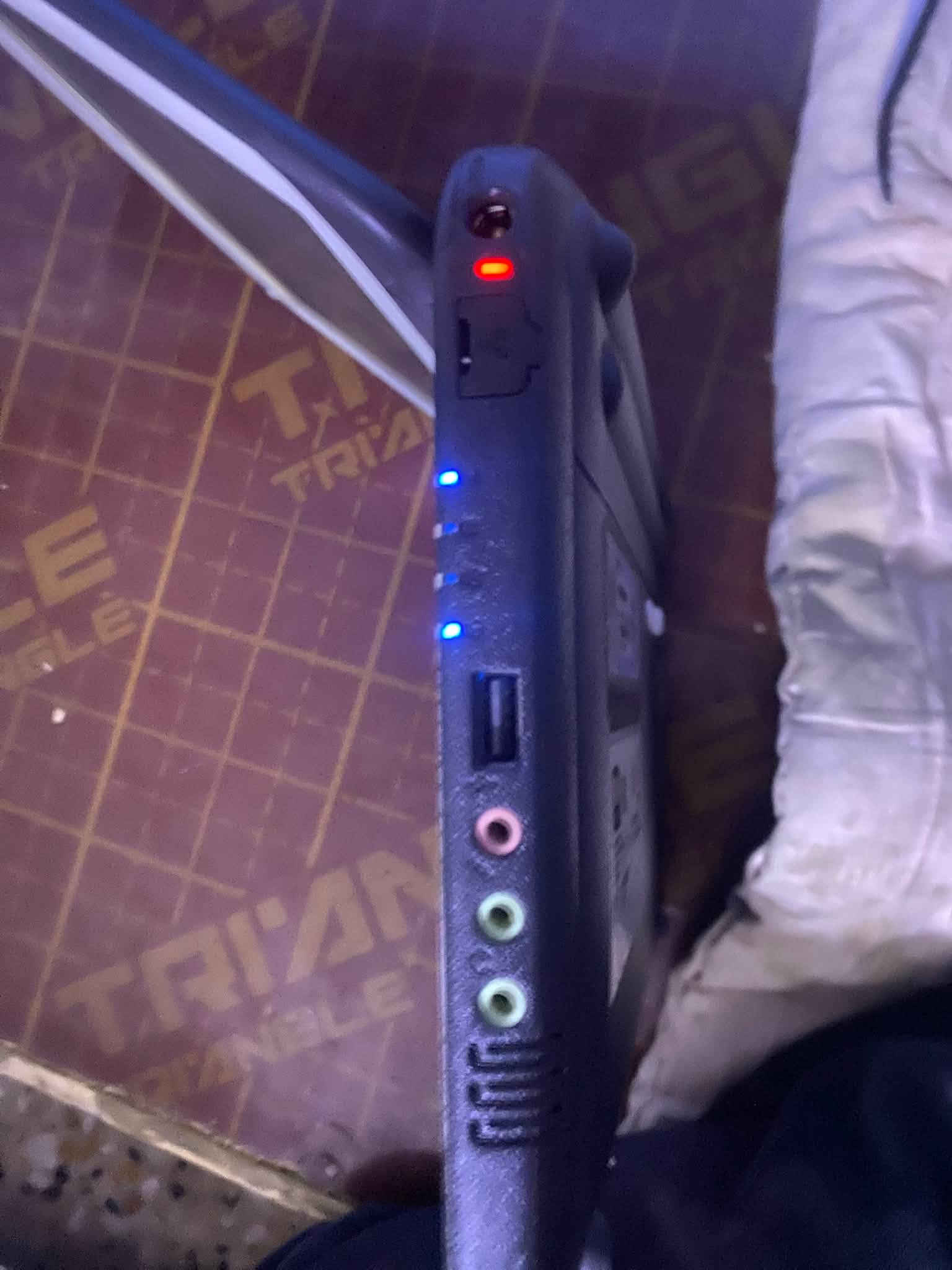 ‏￼ سلام عليكم لابتوب للبيع z بس تحديث جديد لابتوب أبو جلطة كامل شغال ما مفتوح به برقي بدون ملحقات السعر 40 وبينه مجال رقم الهاتف*********** مكاني البلديات
