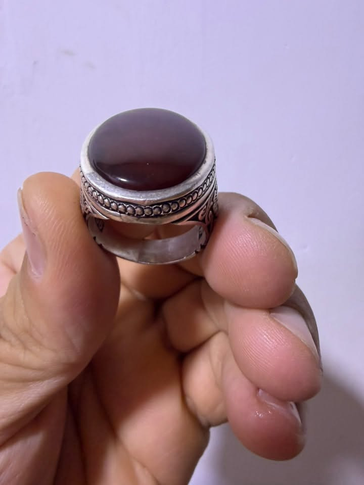 خاتم فضه عقيق يماني صياغه عارف
ثقيل جدا  اخذته 300 اريده 175 قفل 
مكاني كربلاء 
واتس اب ***********
