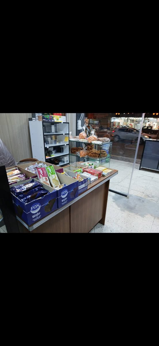 اغراض محل • ميز مكتب • عارضات إيگور
