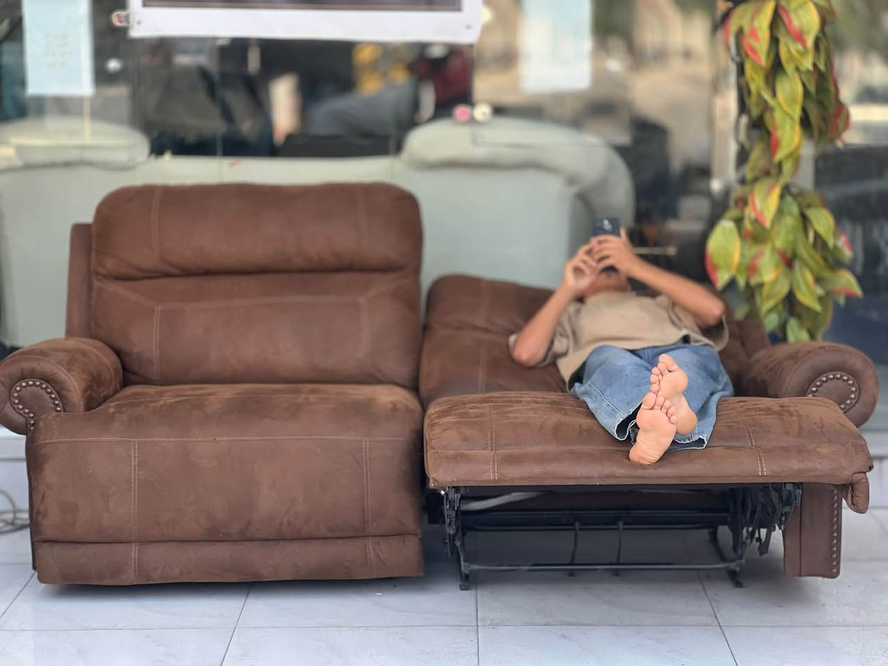 تخم أمريكي سينمائي  ميكانيكي Lazy char ماركه Ashley   نسبه نضافته 100/100 هيكل بل كامل حديد  بشاصي مال سياره  بقماش الشامواه  وتر بروف مقاوم  لسوائل   بنضام ليزي جير ع كل قطع التخم بل كمل  عنوانه اربيل زانكو ٩٩ قرب مطعم  كص سنگر يوجد توصيل ل بغداد وباقي المحافظات الأخرى  ***********  متواجد فقط واتساب Ali zanko
