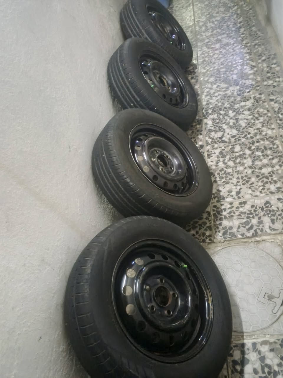 تخم ويل وتايرات جديد حجم 15 استخدام قليل مكان بغداد الغزاليه ***********
