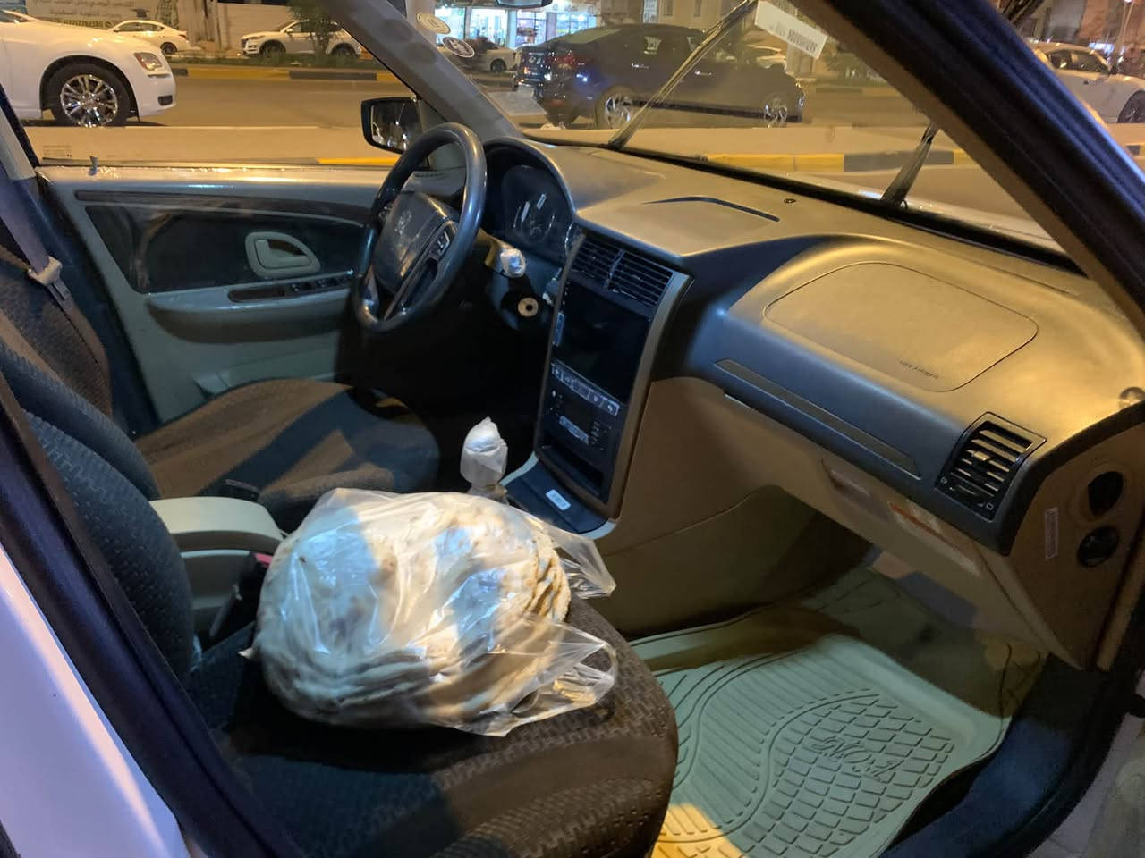 بيجو مديل 21سياره كفاله ما
 عده شخط يم قبق البانزين 
سياره حلوه مالت واحد جناي
 سعره كلش مناسب 57
او بيه مجال بسيط حك جيه 
مكاني بصره حي زيتون 
الي مو شراي لا يتعبني رجاً
***********
