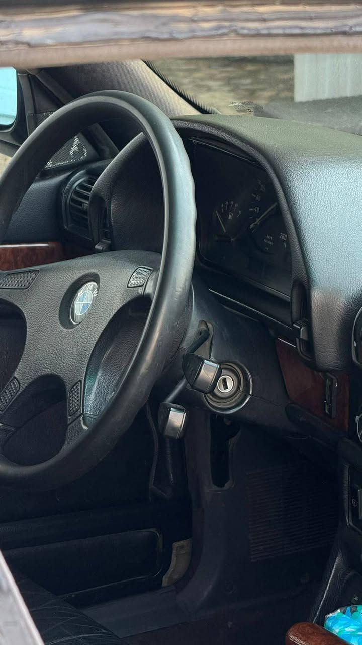 السلام عليكم
735i اصل سنويه و بايته
بجم عريض
كير محرك شرط 
سلايت طكتين 
تبريد شرط 
طخم امامي خلفي جديد
باتري جديد 
طخم تايرات نص عمر 
داخل جديد لووك+كهرب بالكامل
ويل شـعاع اصلي جديد 
سنويه ماساقطه + تحويل ثاني يوم 
ترايك ل مكه تجيب حجاج وتجي 
السياره بالواقع احلى من الصور 
مكاني موصل حي الرفاق 
السعر 75 
للتواصل ***********
